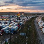 Дальнобойные грузовики на стоянке у зоны отдыха на американском шоссе ночью