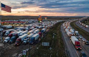 Дальнобойные грузовики на стоянке у зоны отдыха на американском шоссе ночью