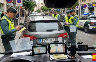 Дальнобойщик за рулём грузовика на испанском шоссе с навигатором на лобовом стекле