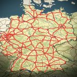 Немецкий автобан с грузовыми фурами — многополосная магистраль Германии с бетонным покрытием
