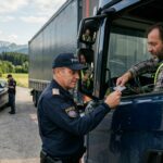 Полицейская проверка грузовика и цифрового тахографа в Австрии
