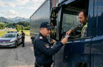 Полицейская проверка грузовика и цифрового тахографа в Австрии