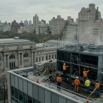 Охладительные башни на крыше музея Гуггенхайма в Нью-Йорке на фоне городского пейзажа — вспышка легионеллёза 2026