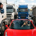 Легковой автомобиль заблокировал въезд на парковку для грузовиков у немецкого автобана А2