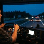 Колонна грузовиков на немецком автобане в летний день, запрет движения для фур свыше 7,5 тонн