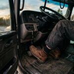 Водитель грузовика нажимает на педали в правильной обуви
