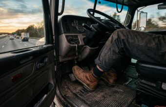 Водитель грузовика нажимает на педали в правильной обуви