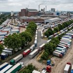 Грузовики припаркованы в промышленной зоне Германии из-за нехватки мест на автобане