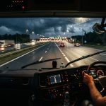 Фура на польской автомагистрали, дорожные знаки ограничений для грузовиков, система e-TOLL