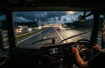 Фура на польской автомагистрали, дорожные знаки ограничений для грузовиков, система e-TOLL