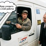 Водитель микроавтобуса у панели с установленным тахографом Smart Tacho G2V2 на международном маршруте в ЕС