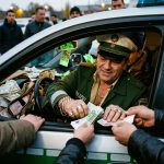 Инспектор BALM проверяет документы у водителя грузовика CE на парковке немецкого автобана А2