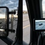 Сравнение обычного бокового зеркала и камеры-монитора на кабине грузового автомобиля