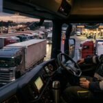 Водитель грузовика в кабине фуры на европейской трассе — зарплаты и условия труда в ЕС