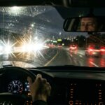 Водитель за рулём ночью — блики фар и усталость глаз при ночной езде