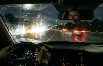Водитель за рулём ночью — блики фар и усталость глаз при ночной езде