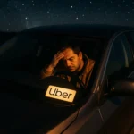 Смартфон с заблокированным приложением такси на приборной панели автомобиля под дождем